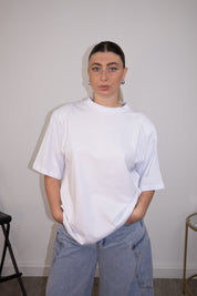Weißes Oversize-T-Shirt mit Schulterpolstern