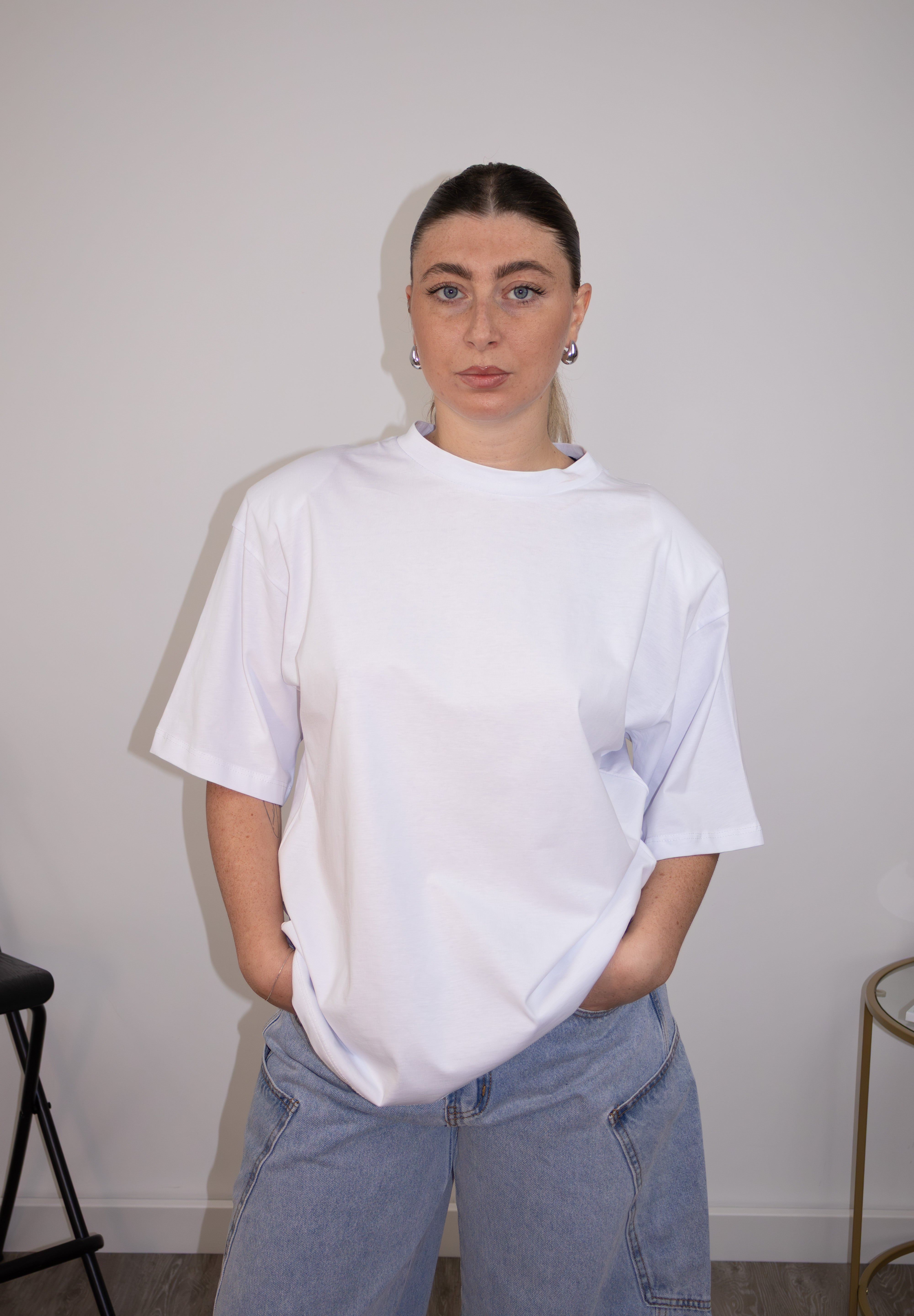 Weißes Oversize-T-Shirt mit Schulterpolstern