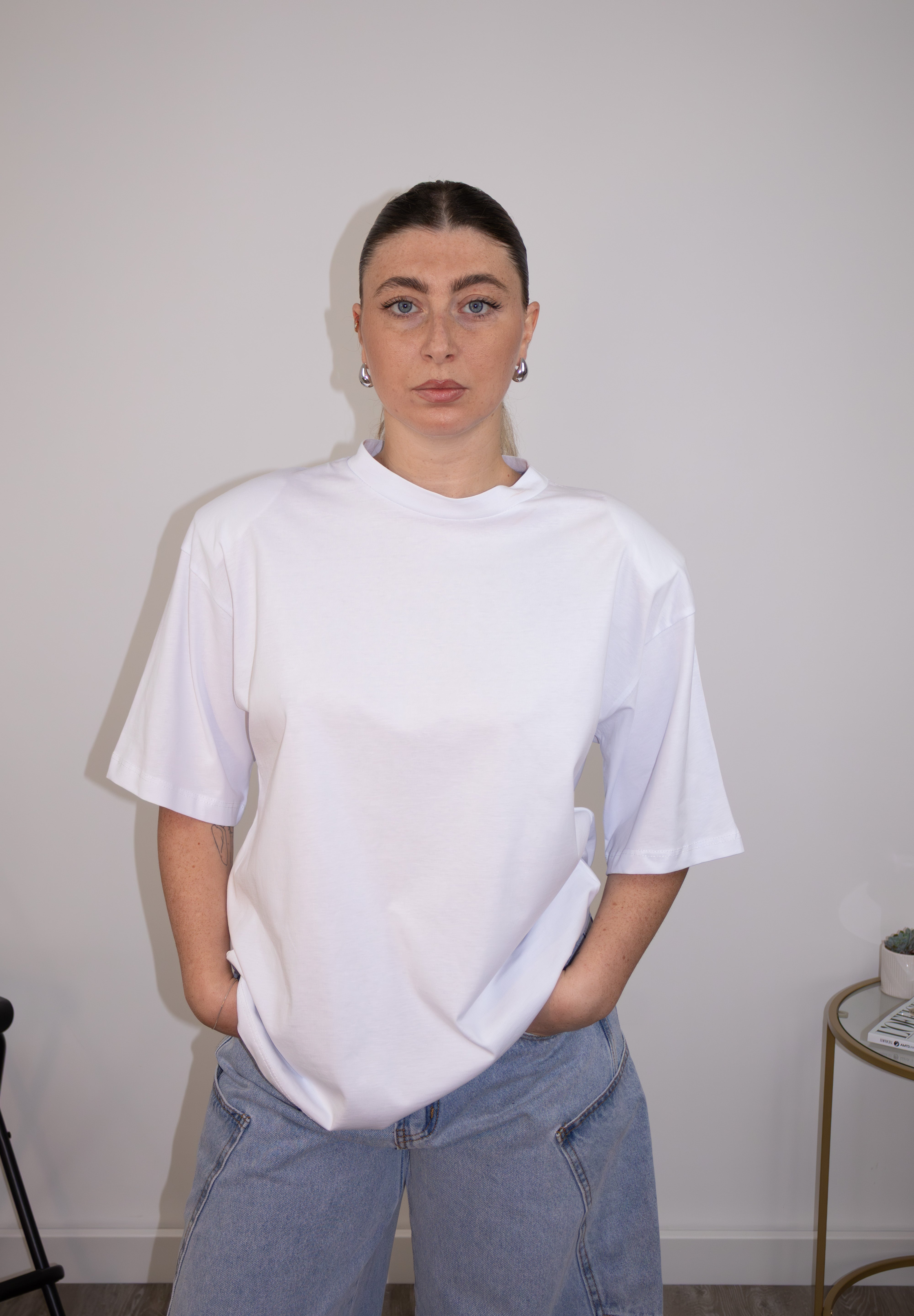 Weißes Oversize-T-Shirt mit Schulterpolstern